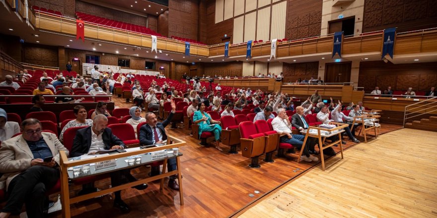 İzmir'de meclisin gündemi toplu ulaşım tarifesi oldu