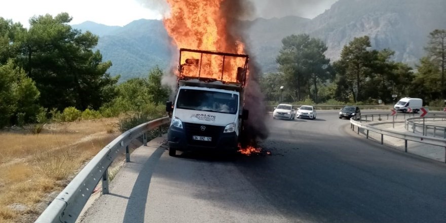 Seyir halindeki kamyonet alev topuna döndü