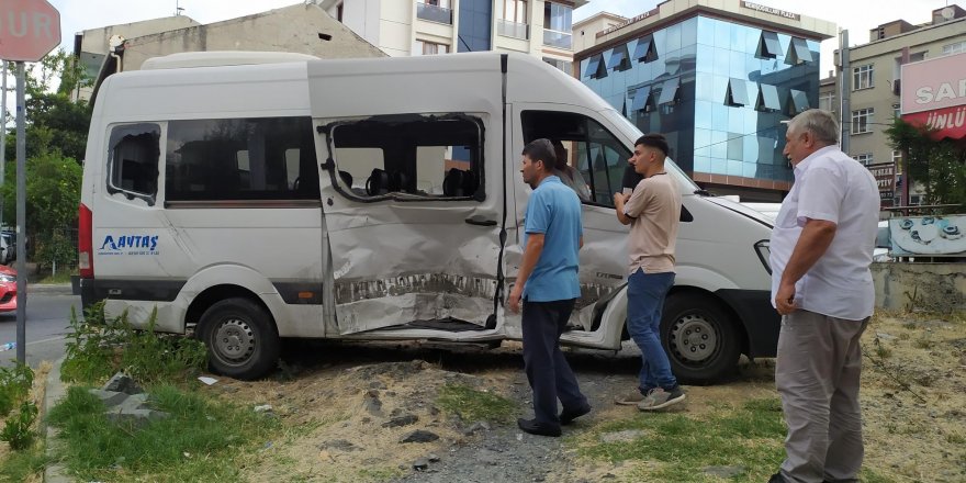 Bağcılar'da panelvan araç ile servis minibüsü çarpıştı: 5 yaralı