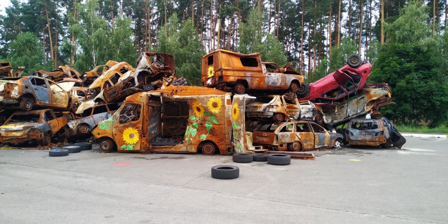 Ukrayna’da hurdaya dönen araçlar tuval oldu