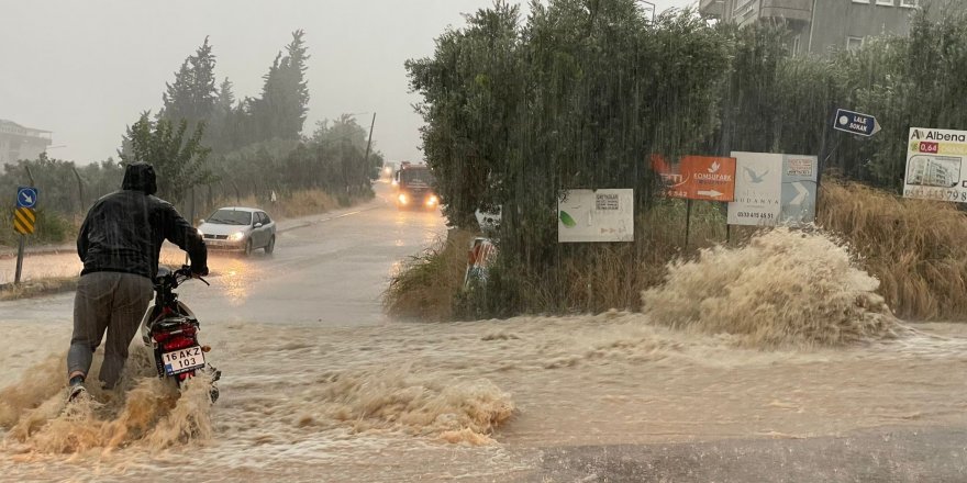 Bursa'da yağış etkili oldu: Yollar göle döndü