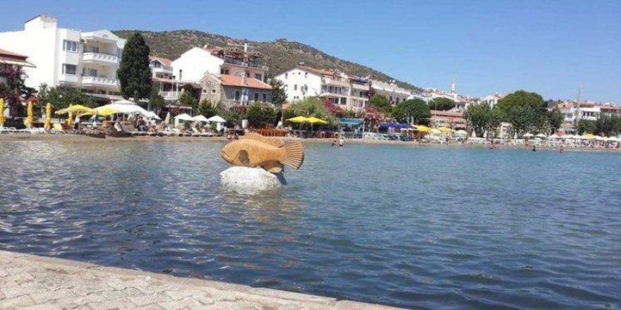 CHP’li Datça Belediyesi’nden denizin ortasına 10 tonluk heykel! Vatandaştan tepki çekti