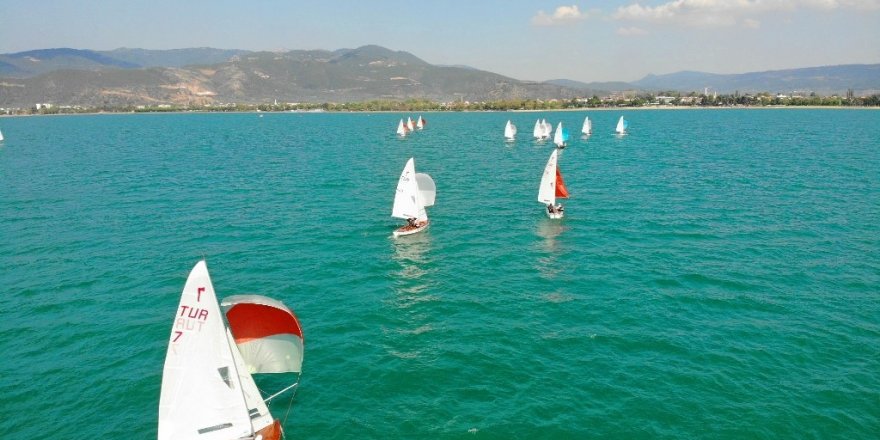 İznik Gölü’nde rüzgara karşı kıyasıya mücadele başladı