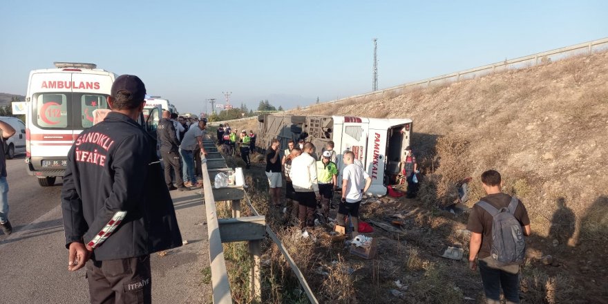 Asker adaylarını taşıyan otobüs devrildi: 30 yaralı