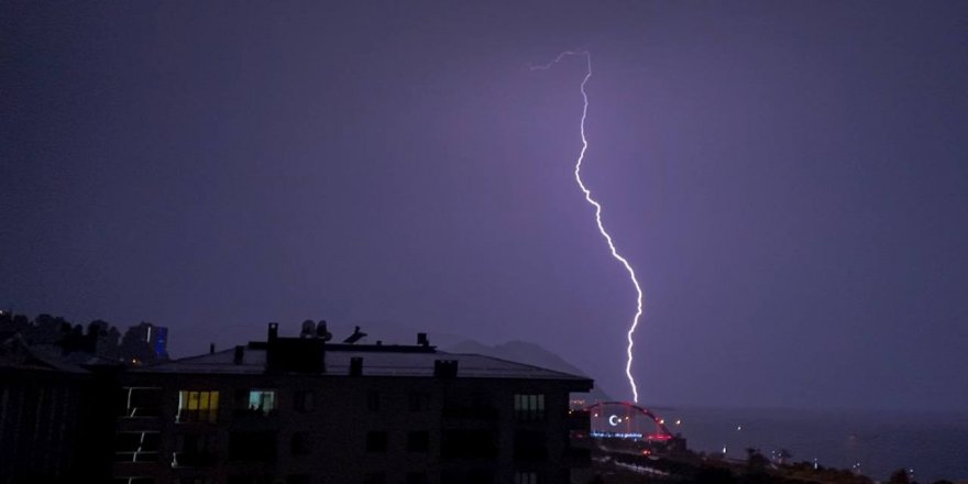 Doğu Karadeniz’de yıldırımlar geceyi böyle aydınlattı