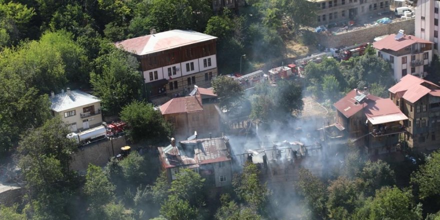 Turistik ilçe Kemaliye’de 5 kültürel varlık statüsündeki tarihi evin yandığı yangın söndürüldü