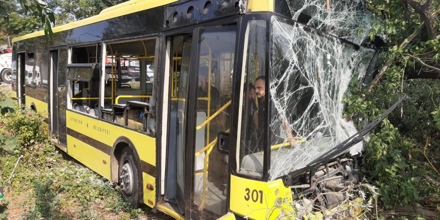 Bursa'da şehir içi otobüs arıza yapan kamyonete çarptı: 21 yaralı