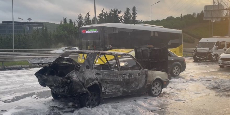 Kağıthane’de minibüse çarpan otomobil alev alev yandı, 1 yaralı