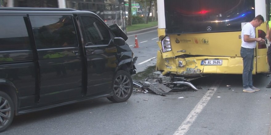 Yabancı turistleri taşıyan tur minibüsü Beyoğlu’nda İETT otobüsüne çarptı, 2 kişi yaralandı