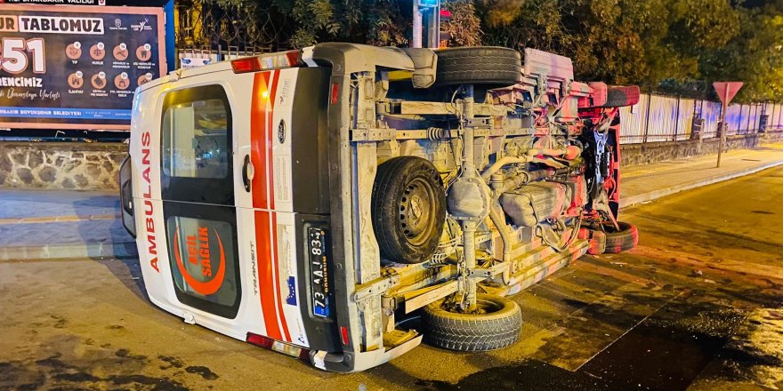 Dolmuşla çarpışan ambulans devrildi: 3 yaralı