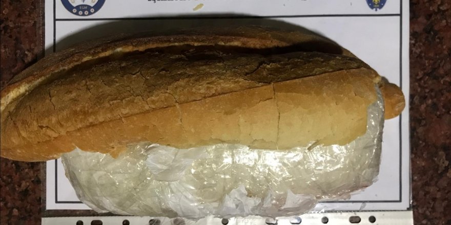 İzmir'de taşıdığı poşetteki ekmeğin arasında uyuşturucu bulunan zanlı gözaltına alındı