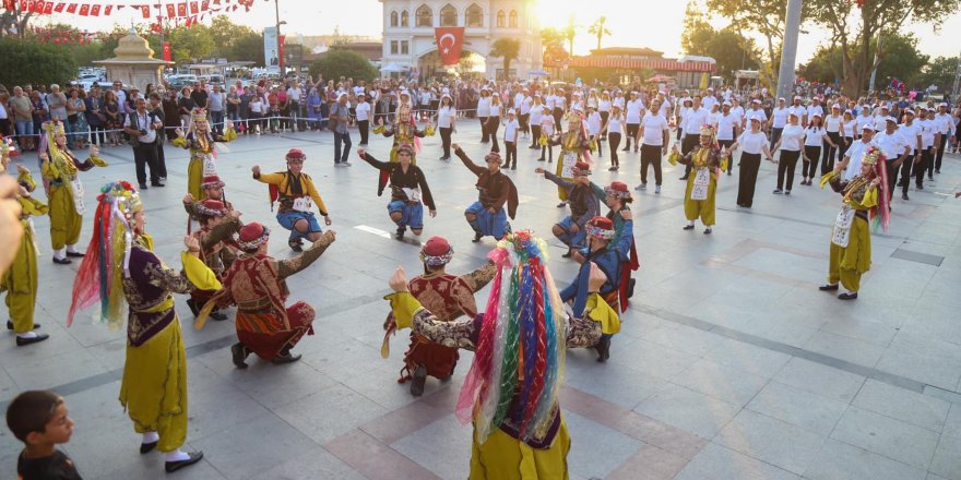 Bandırma Cumhuriyet Meydanı'nda harmandalı gösterisi