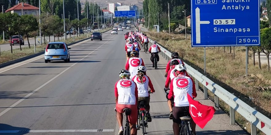Eskişehirli 8 bisikletçi, bin 150 kilometre pedal çevirecekleri Büyük Taarruz Bisiklet Turu’nda