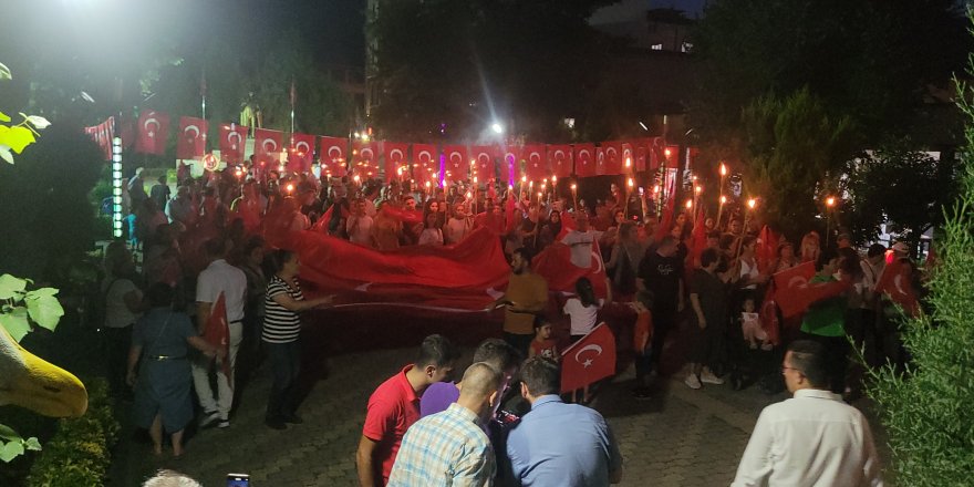 Binlerce kişi ellerindeki Türk bayraklarıyla yürüdü