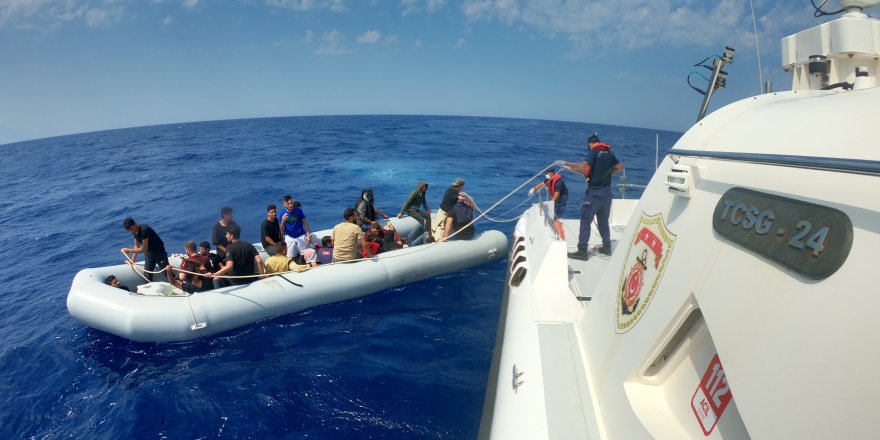 İzmir açıklarında 115 düzensiz göçmen kurtarıldı, 35 göçmen yakalandı