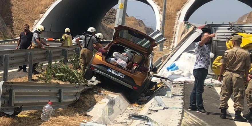 İzmir'de lastiği patlayan tırın neden olduğu kazada 1 kişi öldü, 5 kişi yaralandı