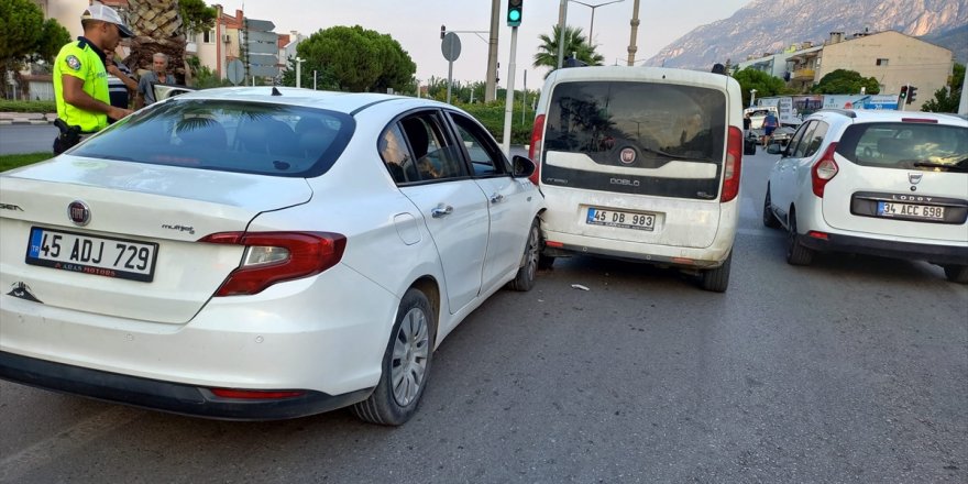 Manisa'da sürücüsü fenalaşan otomobil, kaza yaptı