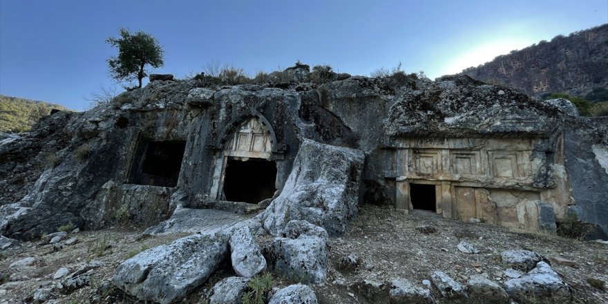 Pınara Antik Kenti'nde sarp yamaca oyulmuş kaya mezarları tatilcilerin rotasında