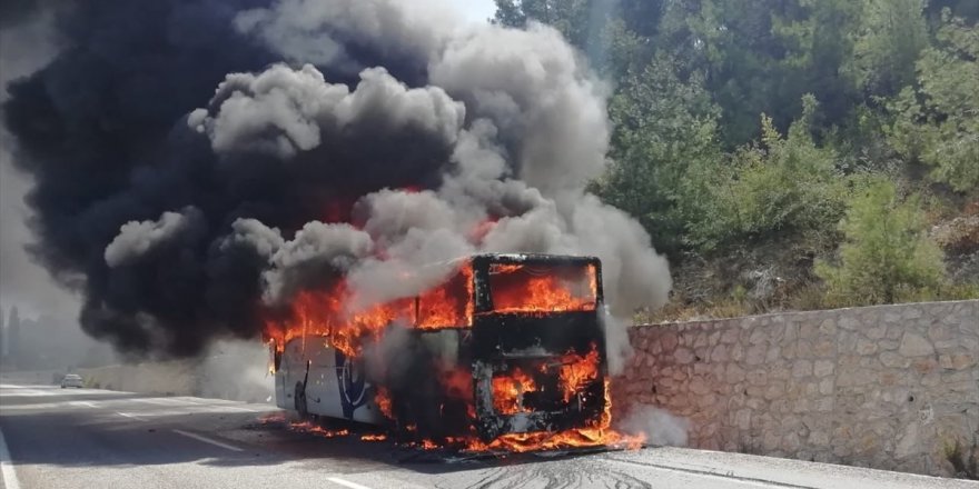 Muğla'da alev alan otobüs, yolcular tahliye edildikten sonra yandı