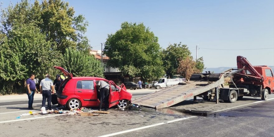 İzmir'de kamyon ile otomobilin çarpıştığı kazada 3 kişi yaralandı