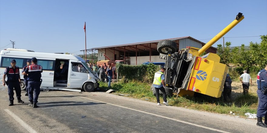 Denizli'de biçerdöver ile işçi minibüsünün çarpıştığı kazada 12 kişi yaralandı