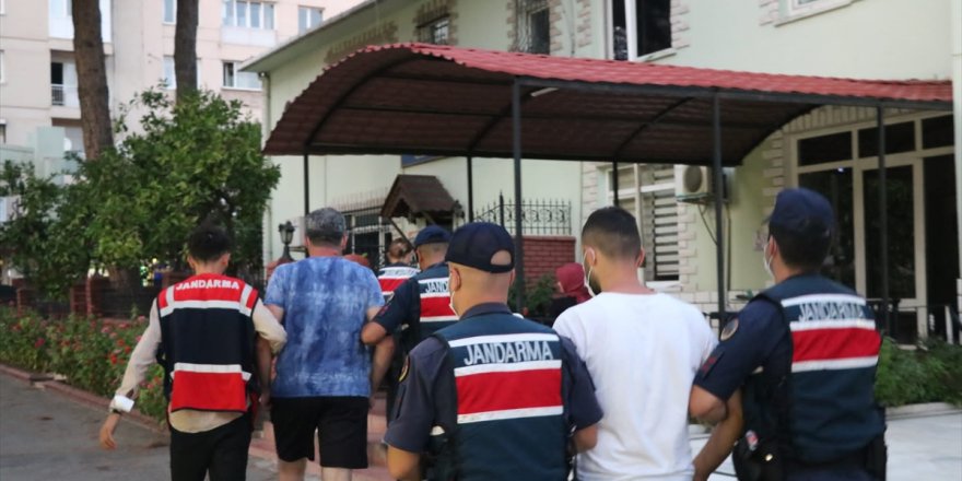 İzmir'de yurt dışına kaçma hazırlığı yapan 3 FETÖ şüphelisi yakalandı