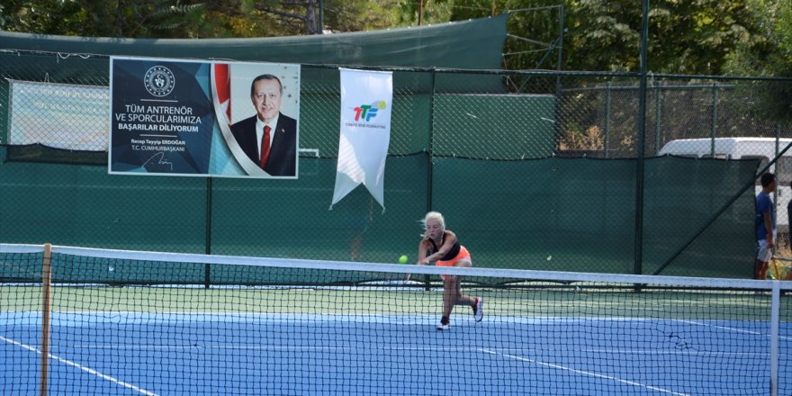 Tenis Büyükler Sonbahar Kupası Türkiye Serisi Manisa'da başladı