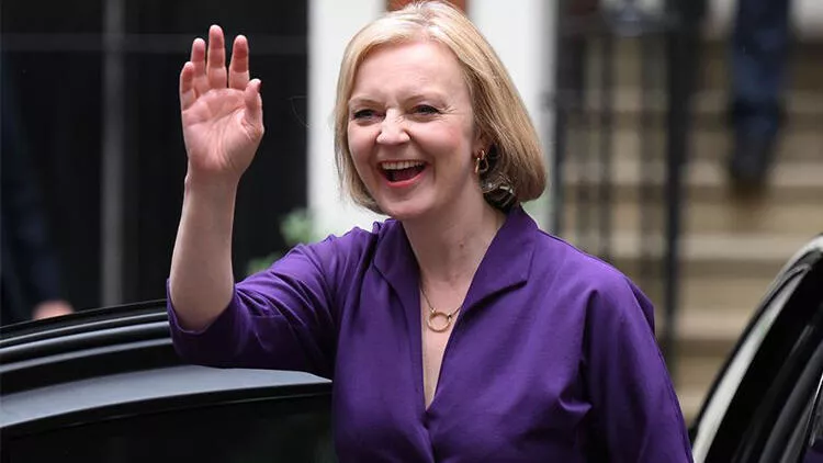 İngiltere'nin yeni "Demir Leydi"si Liz Truss, ülkenin 3. kadın başbakanı oldu