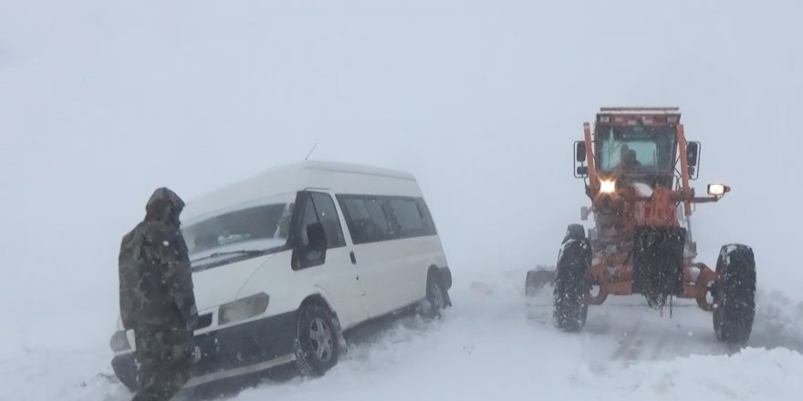 Erciş’te kar ve tipi nedeniyle mahsur kalanlar kurtarıldı