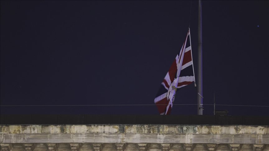 İngiltere Kraliçesi 2. Elizabeth'in vefatı nedeniyle İstanbul Başkonsolosluğu'ndaki bayrak yarıya indirildi.