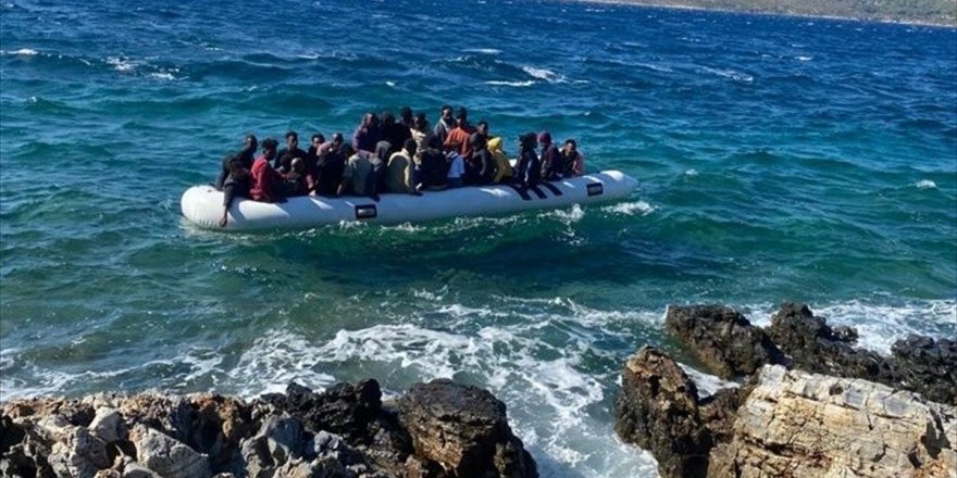 Kuşadası açıklarında geri itilen 49 düzensiz göçmen kurtarıldı