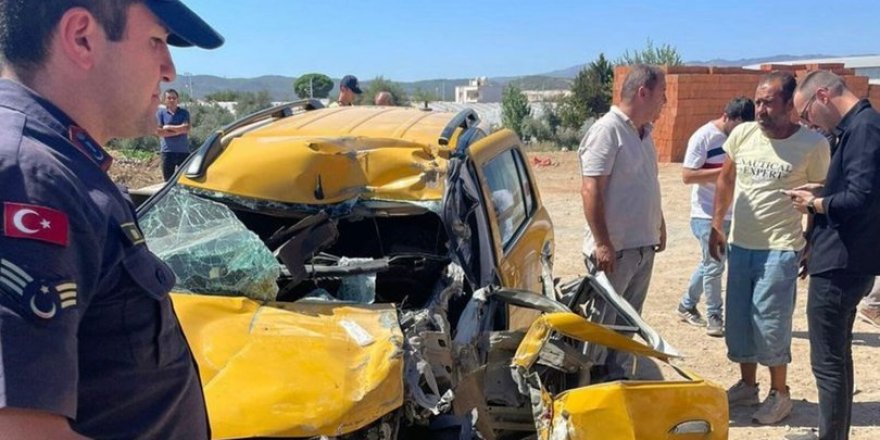 İzmir'de taksinin kamyonete çarpması sonucu 1 kişi öldü, 3 kişi yaralandı