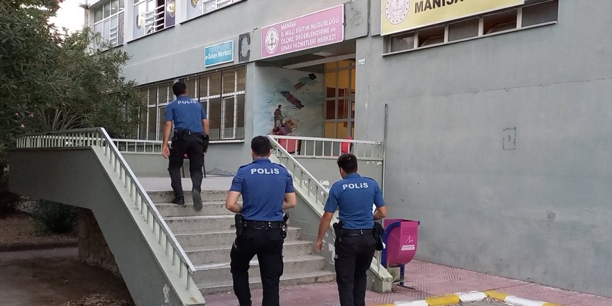 Manisa'da ehliyet sınavına kopya düzeneğiyle girmek isteyen kişi yakalandı