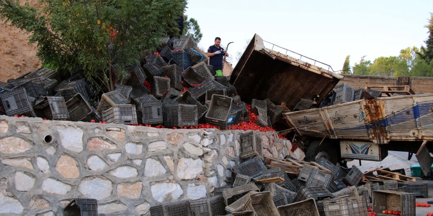 Uşak'ta istinat duvarına çarpan kamyonun sürücüsü öldü