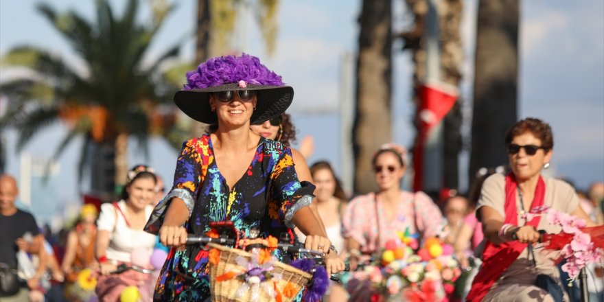 İzmir'de "Süslü Kadınlar" dünyaya yayılan tur için 10. kez toplandı