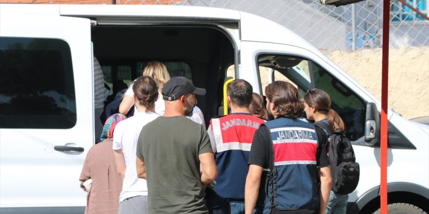 İzmir'de sürat teknesiyle Yunanistan'a kaçmaya çalışan 7 FETÖ üyesi yakalandı