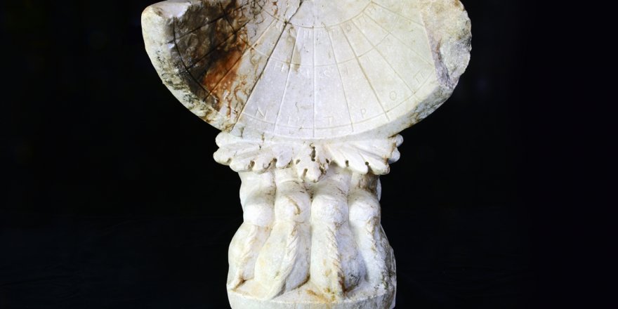 Aizanoi Antik Kenti kazısında mermer güneş saati bulundu