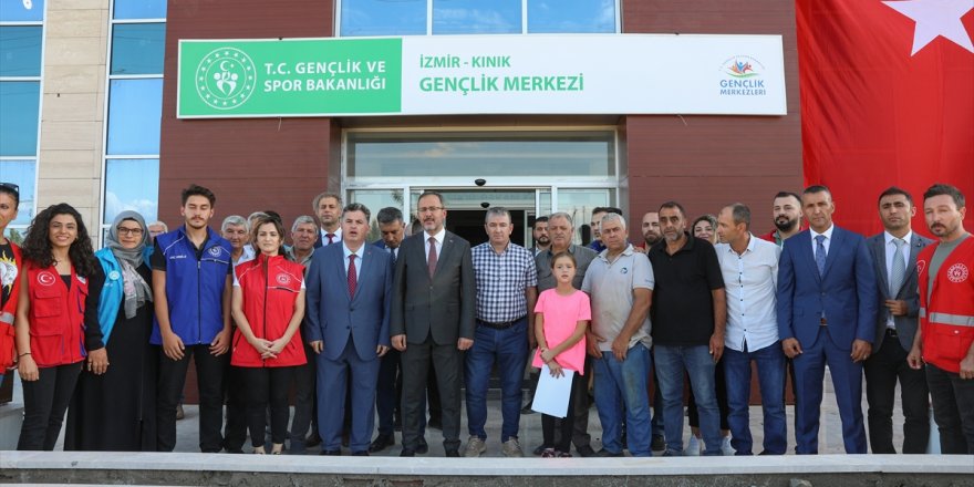 Bakan Kasapoğlu, İzmir'de gençlik merkezinin açılışında konuştu