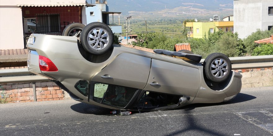 Manisa'da devrilen otomobildeki 4 kişi yaralandı