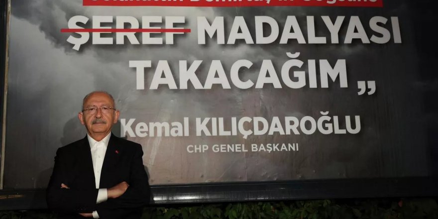 Kılıçdaroğlu, kendisini hedef gösteren afişin önünde poz verdi: Ne uğruna yapıyorsunuz bunları?
