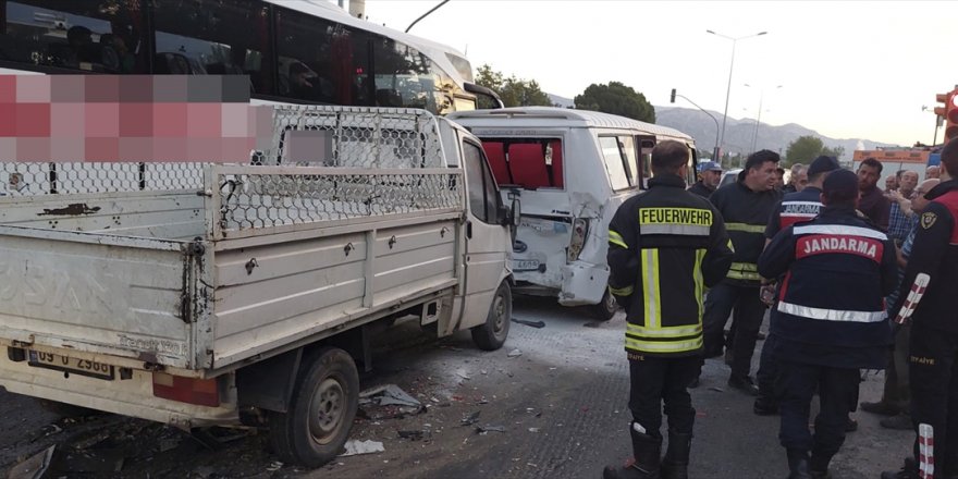 Aydın'da minibüs ve kamyonetin çarpıştığı kazada 1 kişi öldü, 6 kişi yaralandı