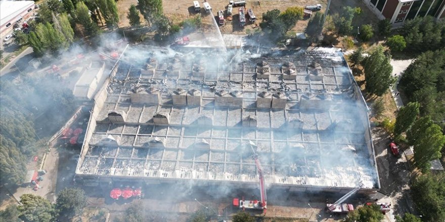 Atatürk Üniversitesinin yemekhanesinde çıkan yangın kontrol altına alındı