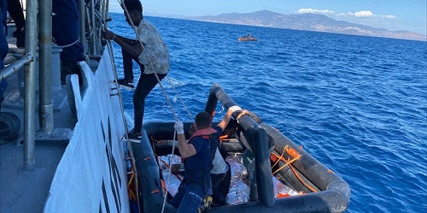 İzmir'de geri itilen 66 düzensiz göçmen kurtarıldı, 37 göçmen de yakalandı