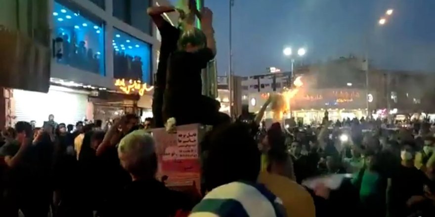 İran'da protestolar 15'ten fazla kente yayıldı: Kadınlar başörtüsünü ateşe atıp etrafında dans etti