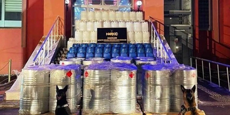Bakan Soylu, Hakkari'de 7 ton 420 kilo asetik anhidrit ele geçirildiğini bildirdi