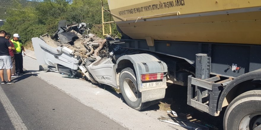 Muğla'da tırla çarpışan kamyonetin sürücüsü hayatını kaybetti