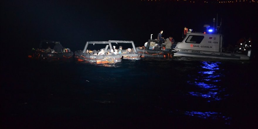 İzmir açıklarında geri itilen 129 düzensiz göçmen kurtarıldı