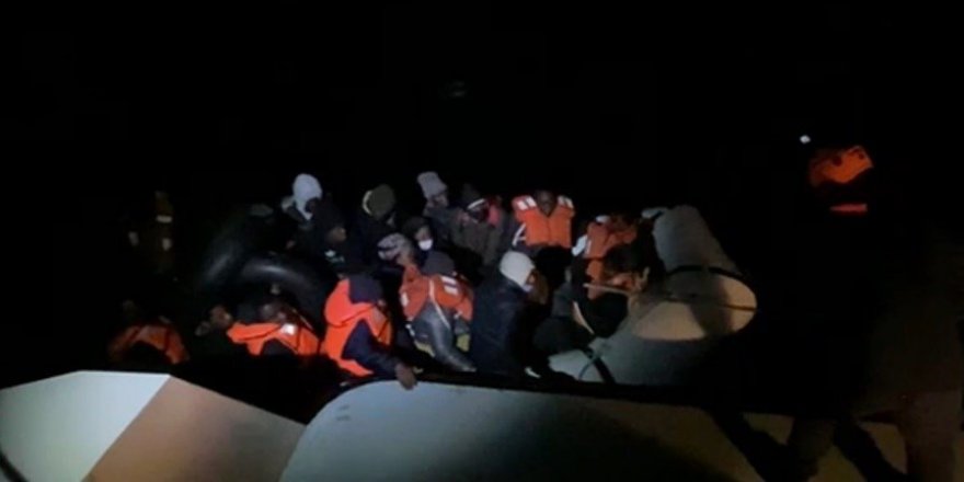 Sürüklenen lastik bottaki 34 düzensiz göçmen kurtarıldı