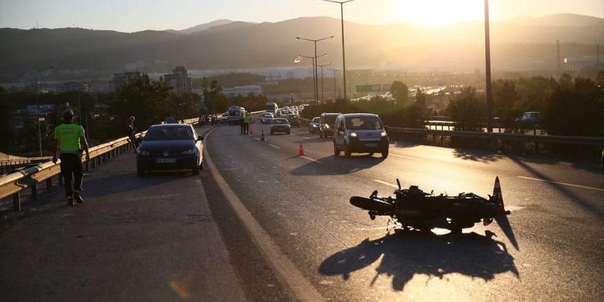 İzmir'de otomobile arkadan çarpan motosikletin sürücüsü öldü