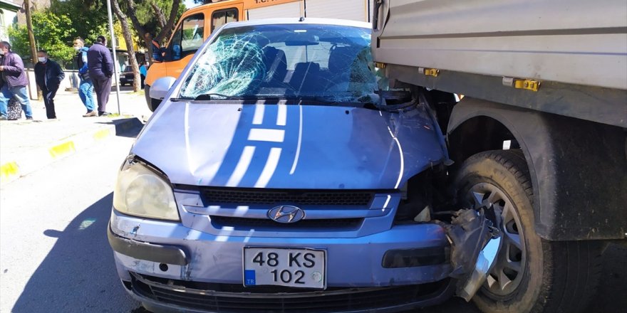 Aydın'da sürücüsü kalp krizi geçiren otomobil, tıra ve bir kamyonete çarptı